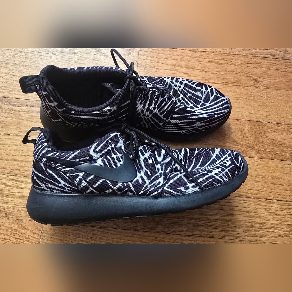 Nike Rhoshe Graphic Sneakers Black And White Size 6.5